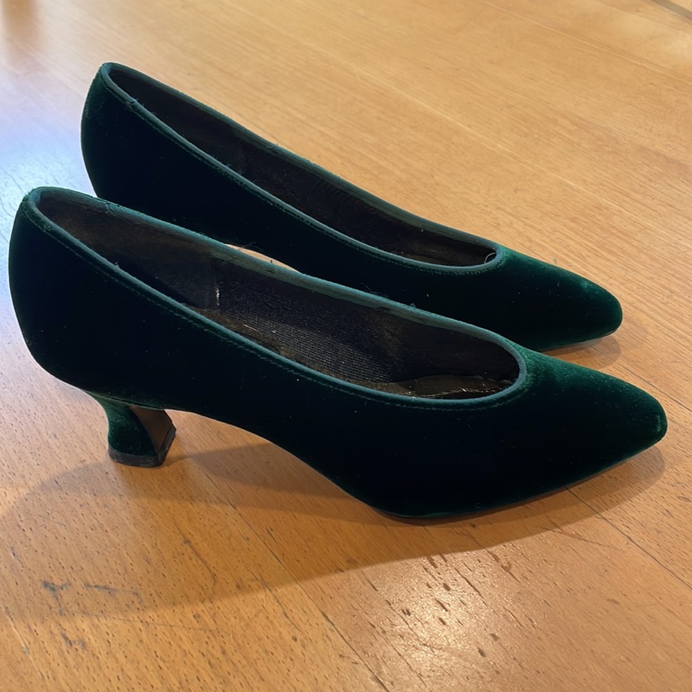 Vintage velvet emerald pumps